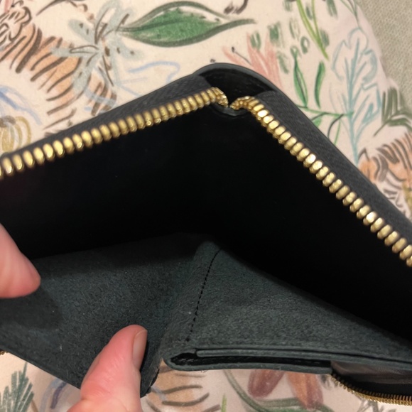 Cuyana Small Zip Wallet in Smooth Black Leather - Picture 5 of 7
